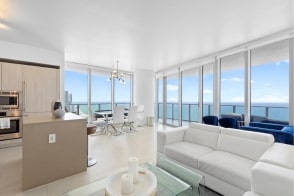 2BD/2BA RIGHT ON BEACH DIRECT OCEAN-VIEW